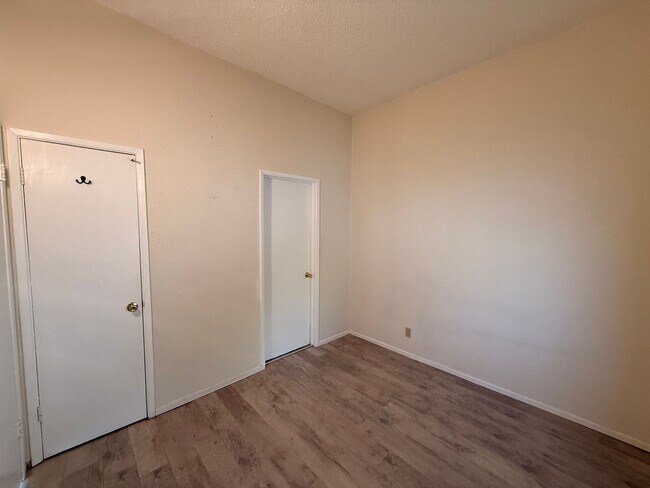 Building Photo - 563 Steiner St