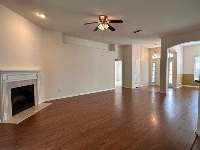 Building Photo - Large 3BD/2BA |Quiet Setting | Fenced Yard
