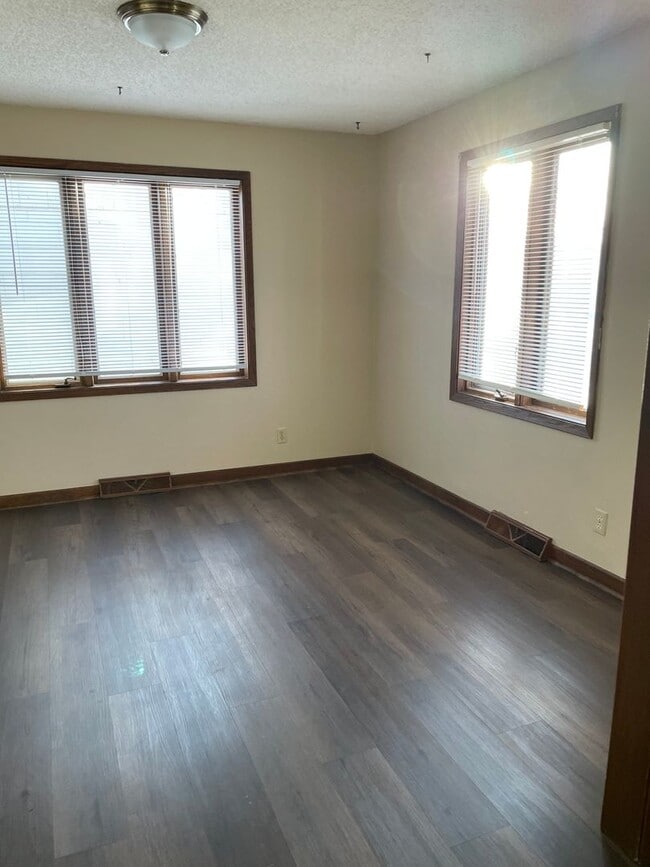 Building Photo - 4 Bedroom, 2 Bathroom House with Detached ...