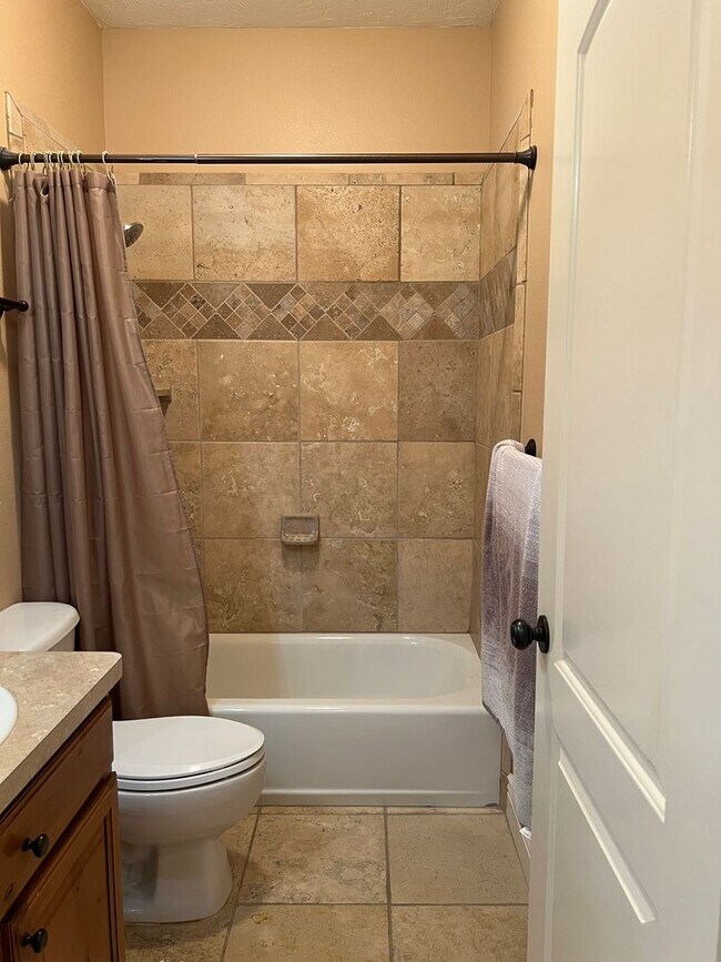 Building Photo - Stunning 5 bed 3.5 bath twin-home on the R...