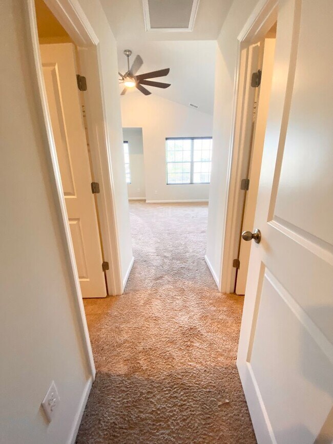 Building Photo - BETTER THAN NEW!