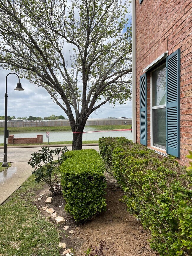 Building Photo - 2117 Kemah Village Dr