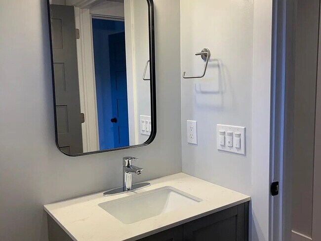 Building Photo - "Charming 2-Bedroom Sanctuary in the Heart of San Francisco – 800 Sq. Ft. of Cozy Comfort!"