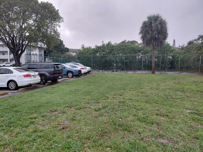 Building Photo - 2980 Riverside Dr