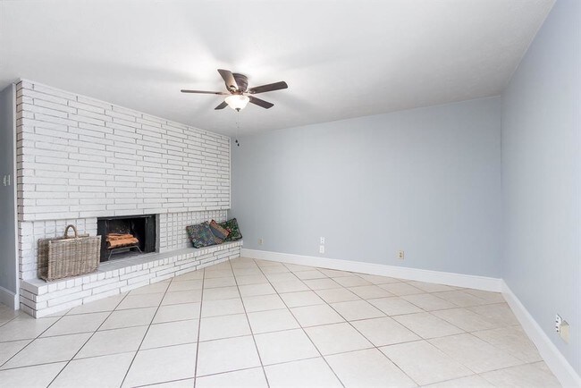 Building Photo - 1113 Villa Downs Dr