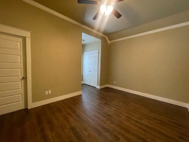 Building Photo - Charming 3-bedroom, 3-bathroom