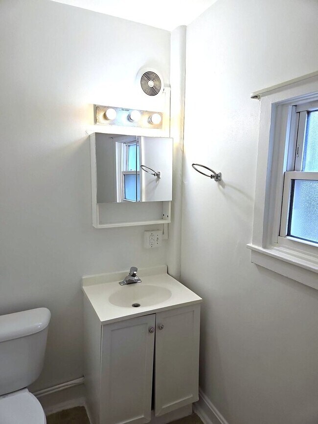 Building Photo - 552 E King St