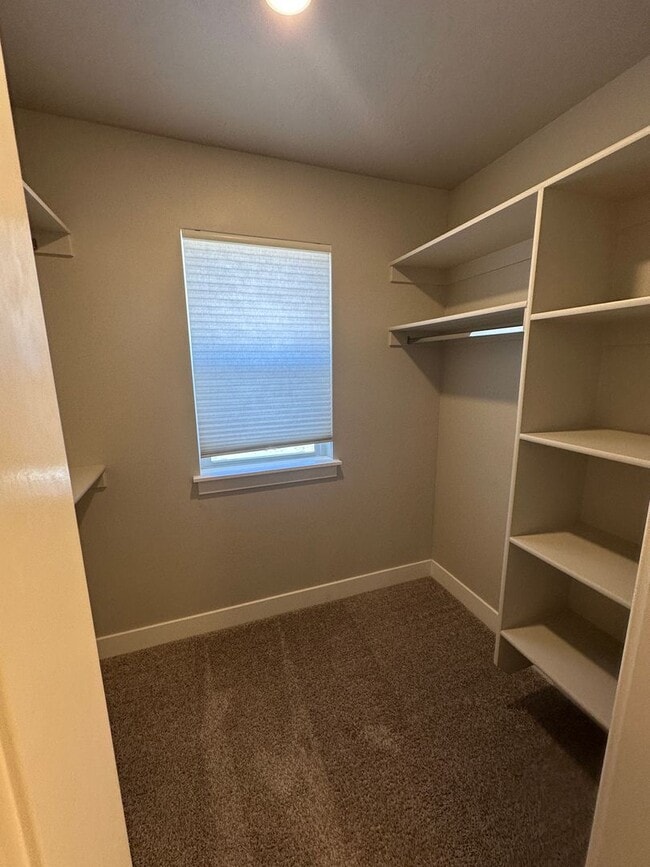 Building Photo - Charming Townhome