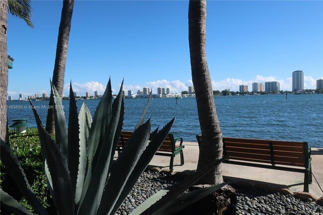 Building Photo - 2650 Lake Shore Dr