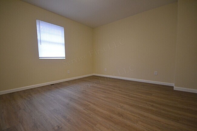 Building Photo - Spacious 3 Bed, 1.5 Bath Fourplex Unit in Buffalo, MO
