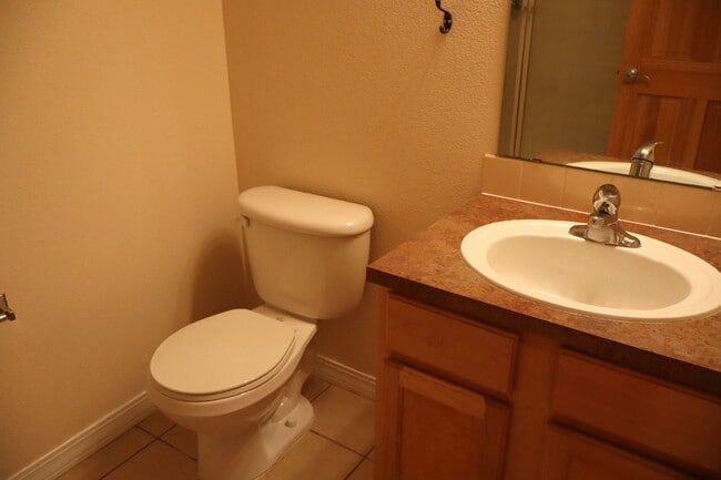 Building Photo - Cozy Two Bedroom Condo