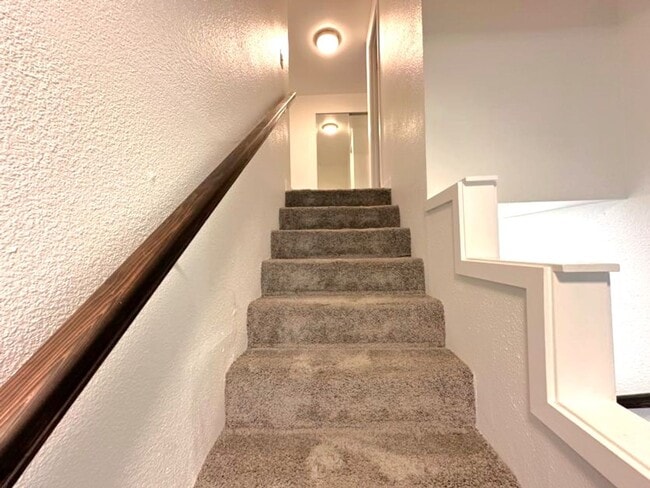 Building Photo - Gated community offering 3 bedrooms and 2....