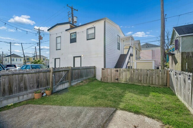 Building Photo - 2115 Broadway Avenue J