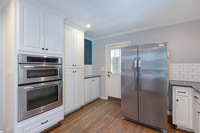 Building Photo - Available Now!| 3BR/2BA Midtown Brick Ranch | Lawn Care, Pest Control & W/D Included | Clubview /...