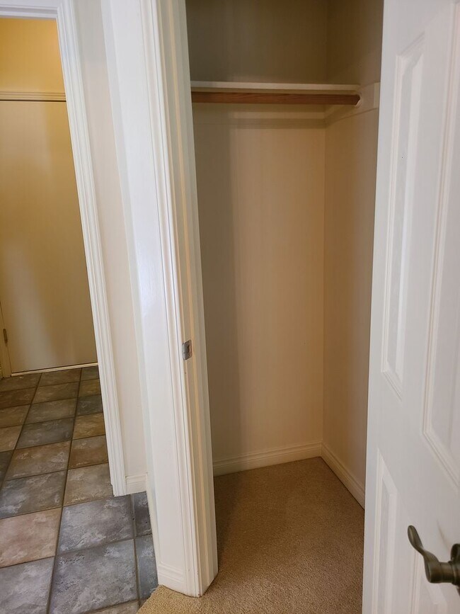 Building Photo - 4/2 bathroom located close to schools, sho...