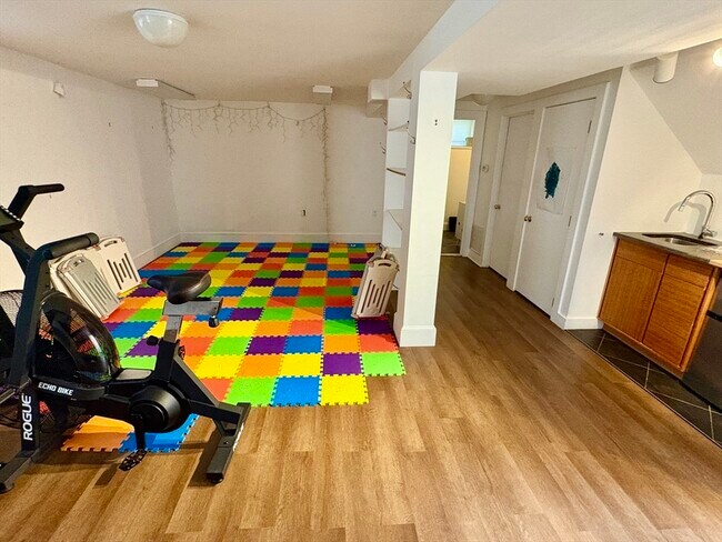 Building Photo - 7 Standish St