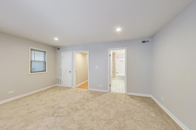 Building Photo - 837 N Marshfield Ave