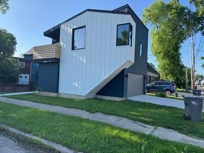 Building Photo - Vaulted Ceilings & Hardwood Floors in This Charming Indianapolis L