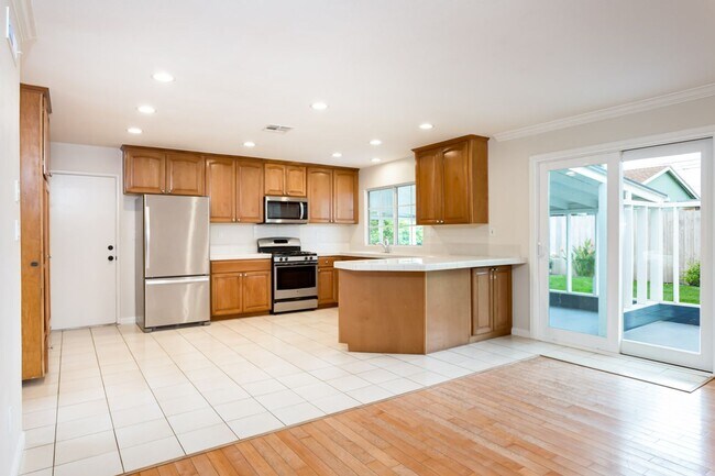 Building Photo - Traditional Single Family with Spacious Yard!