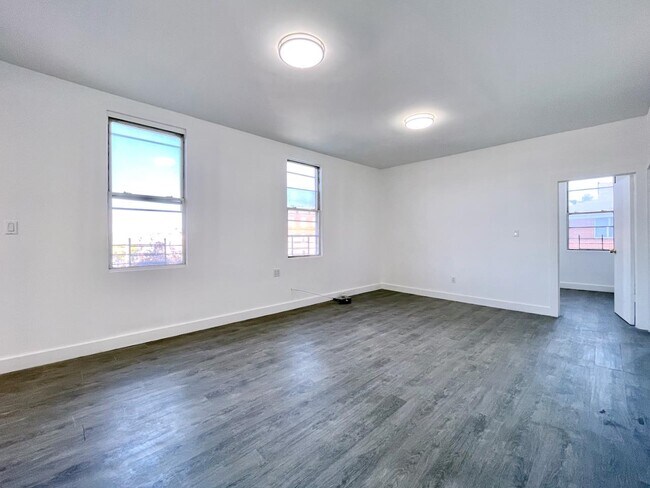 Building Photo - 389 Monmouth St