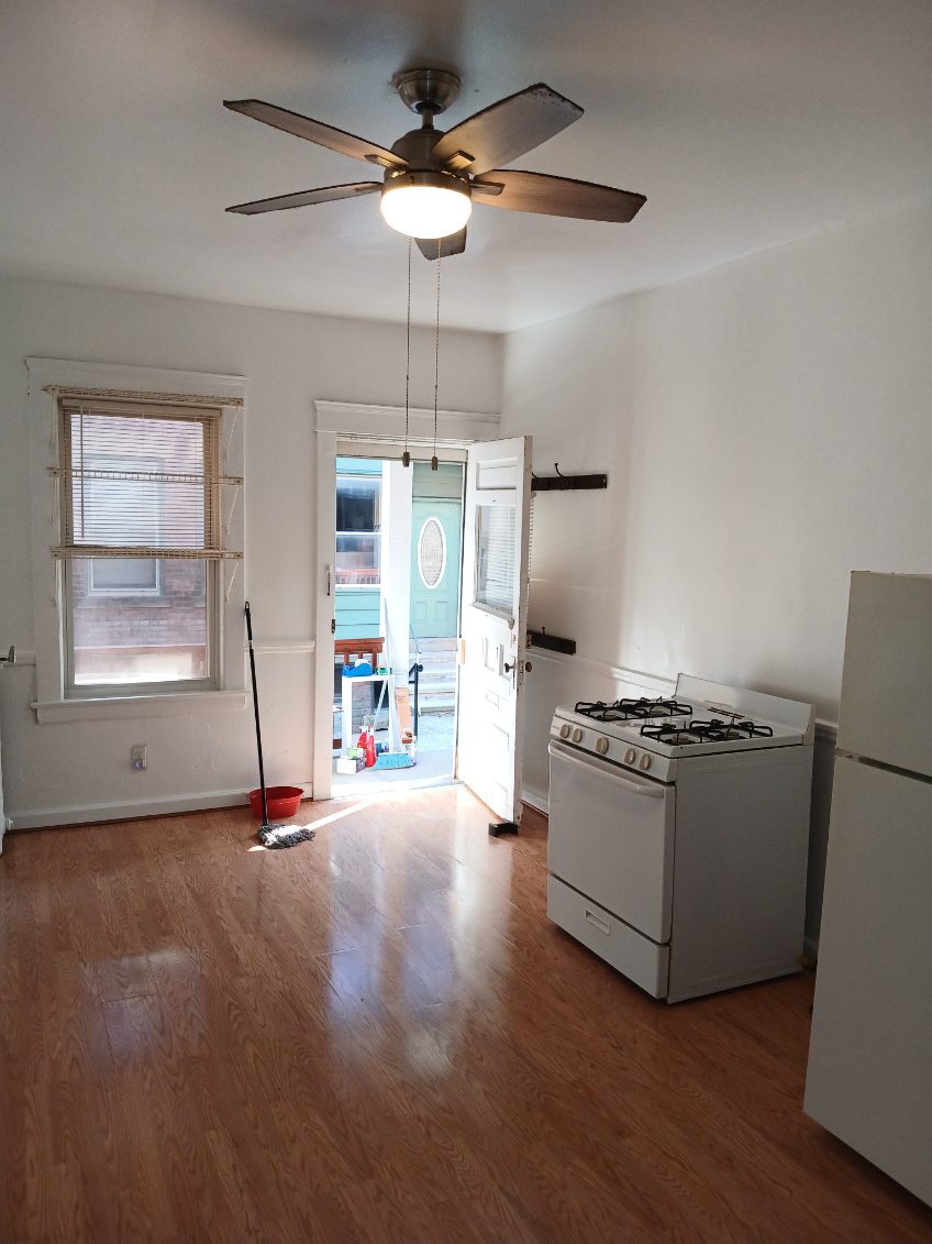 Bright and sunny balcony kitchen /south entrance - 2220 Murray Hill Rd