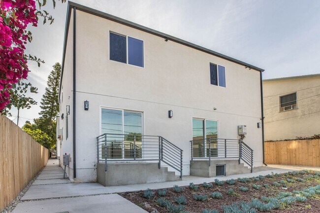 Building Photo - 543 N Virgil Ave