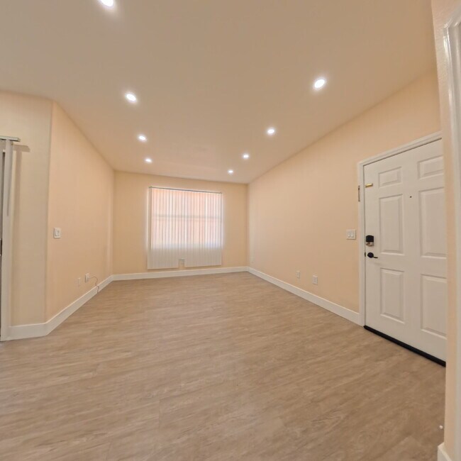 Building Photo - 8000 W Badura Ave