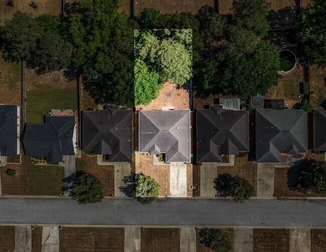 Building Photo - 2056 Sylvan Lake Dr