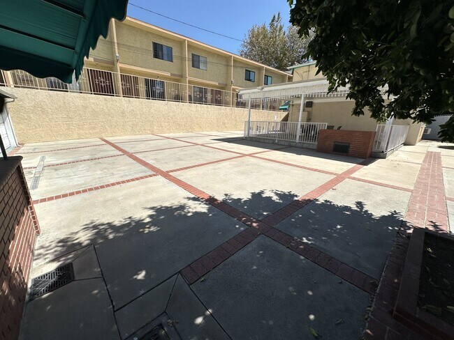 Building Photo - 223 E Burbank Blvd