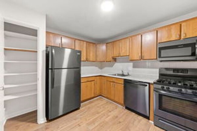 Building Photo - Fabulous 2 bedroom  2 bath condo near down...