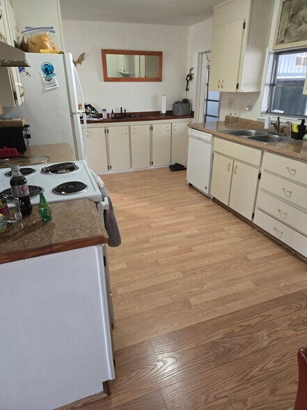 Kitchen - 1204 Crest Ct