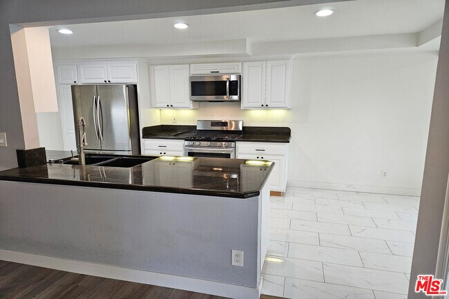 Building Photo - 22337 Cantara St