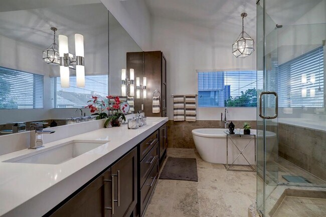 Building Photo - 2007 Brun St