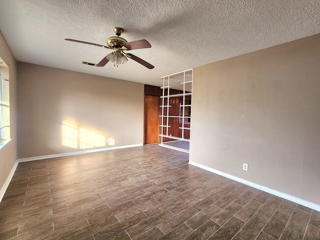 Building Photo - 13001 Knollcrest St