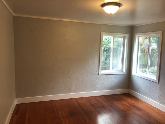 Building Photo - Freshly remodeled 3 bedroom 1 bathroom house!