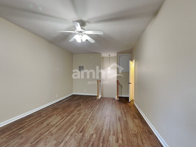 Building Photo - 4002 Greentree Ct