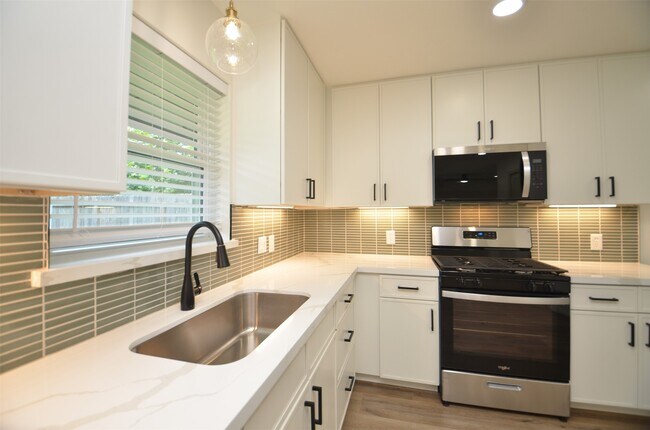 Building Photo - 9011 Theysen Dr