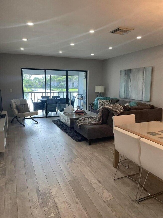 Building Photo - 9299 Vista Del Lago