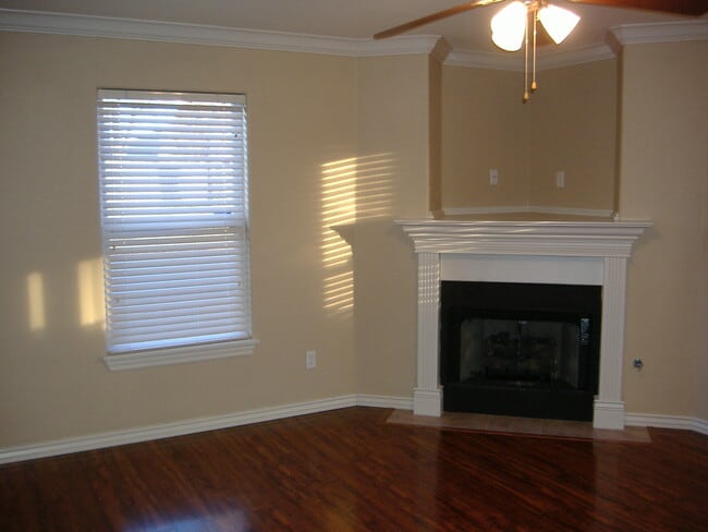 Building Photo - ***898 Oakwood***