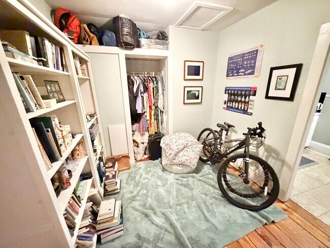 Building Photo - 2 Bedroom Apartment + Bonus Room Downtown Burlington Available between 5/5/26-5/15/26.