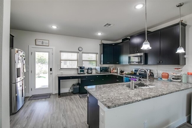 Building Photo - 15912 Cadoz Dr