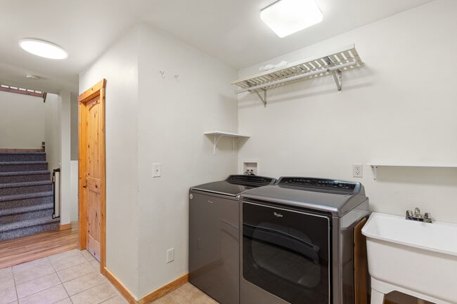 Building Photo - 708 Palisades Dr