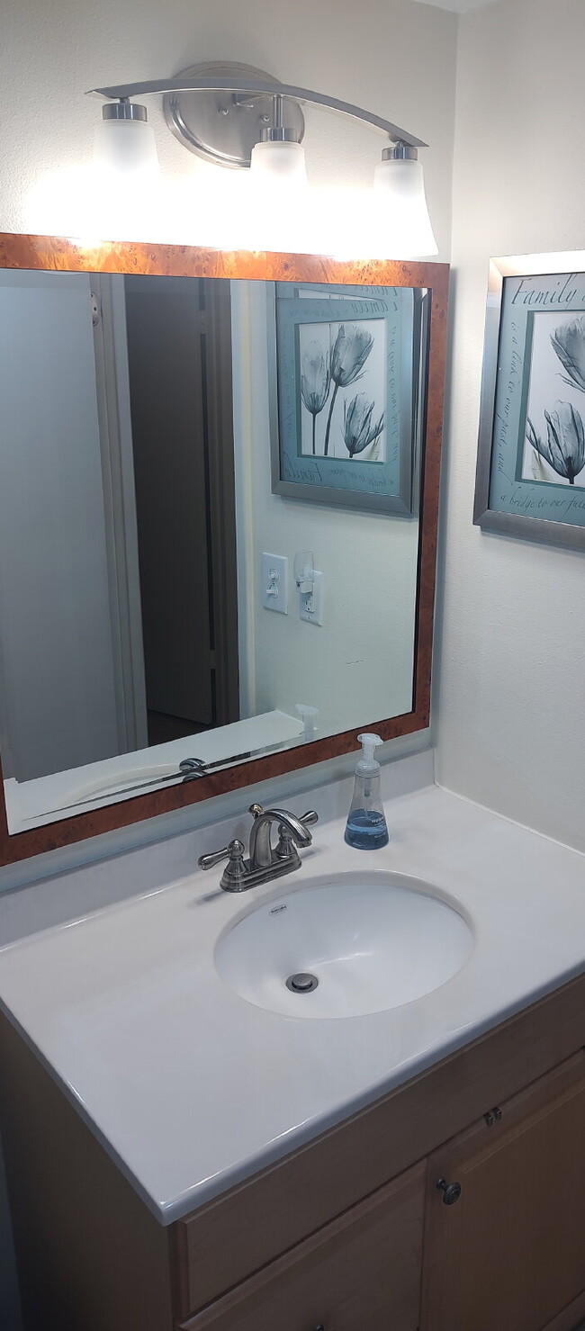 Building Photo - "Charming 2-Bed, 2-Bath Condo in Largo wit...