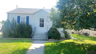 Building Photo - Two bedroom, One bathroom, Pet Friendly Ho...