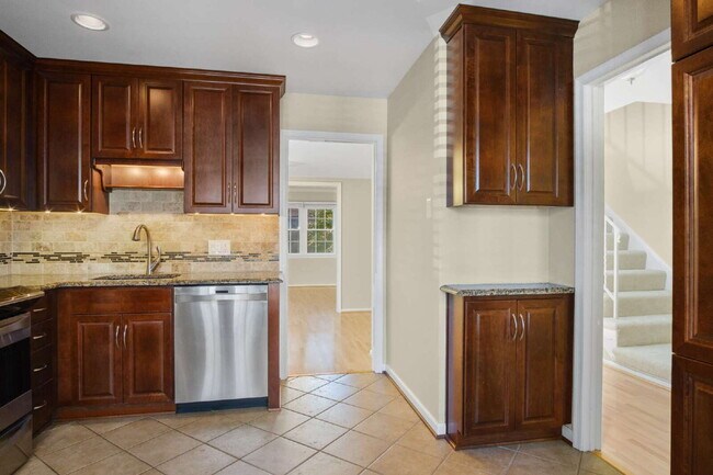 Building Photo - Charming Townhouse: Your New Home Awaits!