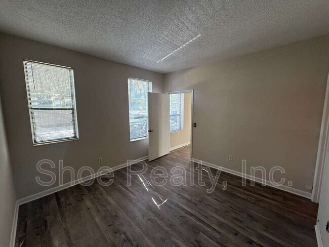 Building Photo - 2545 Oak St