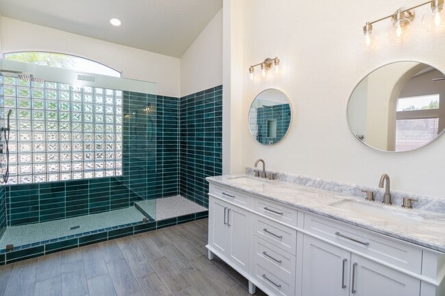 Building Photo - Beautiful updated 4 bedroom plus, 2 bath home in Chandler