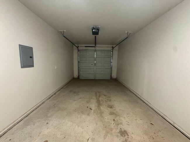 Building Photo - 3Bed/ 2Bath Available Now- in Lubbock coop...