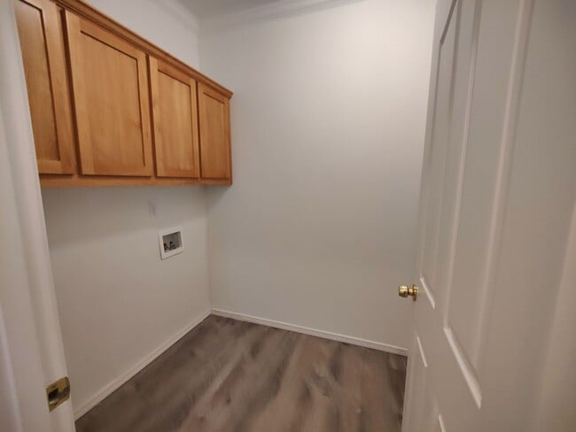 Building Photo - Spacious 3 bedroom 2.5 Bath Townhouse with...
