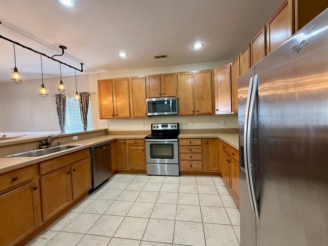 Building Photo - Spacious 3 bedroom condo minutes to the Oceanfront!